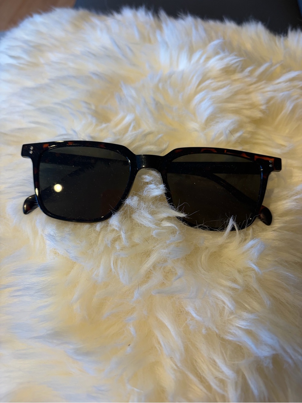 Classic Men’s Tortoiseshell Sunglasses - Dark Lenses